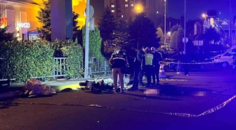 Küçükçekmece'de motosiklet otomobille çarpıştı, sürücüsü öldü, 1 kişi ağır yaralandı