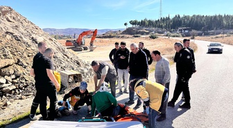 Manisa Kula'da otomobille çarpışan motosikletin genç sürücüsü ağır yaralandı