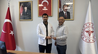Marmaris Devlet Hastanesinde Atatürk büstüne katkı sunan idarecilere plaket verildi