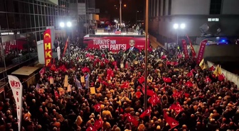 Özgür Özel Halk TV önündeki mitingde basın özgürlüğünde 163'üncü sırayı eleştirdi