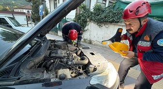 Sakarya Taraklı'da motor bölümüne sıkışan yavru kedi itfaiye ekibince kurtarıldı