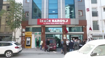 Serhat Sökmen mazbatasını alıp İzmir Barosu Başkanlığını Sefa Yılmaz'dan devraldı