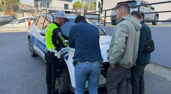 Trafik polisi Başakşehir'de 2 sürücüye araçtan indikleri için 360 bin lira ceza kesti