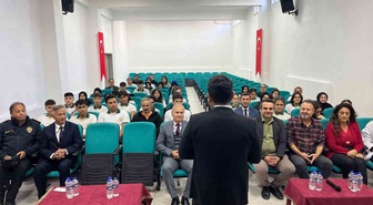 Türkeli Kaymakamı, YKS'ye hazırlanan 12. sınıflarla görüş alışverişinde bulundu