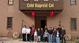 Tutaklı çocuklar Doğubayazıt'ta İshak Paşa Sarayı'nı ve tarihî mekânları gezdi