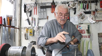 Van'da 60 yıldır bileyicilik yapan Müzbah Cengiz mesleği 3 çocuğuna öğretti