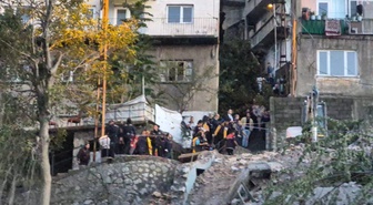 Zonguldak'ta metruk binanın yanındaki 3 katlı ev çöktü, bir kişi kurtarıldı
