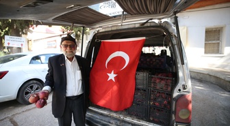 76 yaşındaki Elmacı Dede, Aydın Jandarma Komando Taburu'na elma ve üzüm teslim etti