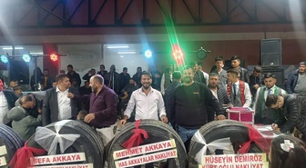 Afyonkarahisar'da nakliyeci damada takı töreninde 4 kamyon lastiği hediye edildi