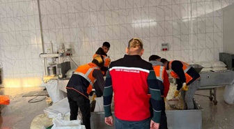 Akşehir'de kaçak üretim yapılan iş yerinde yaklaşık 9 ton eritme peyniri imha edildi