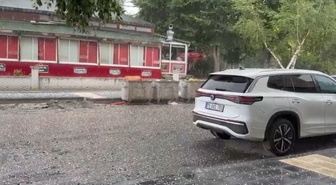 Ardahan'da aniden bastıran dolu, araç sahiplerini kapalı alanlara yöneltti