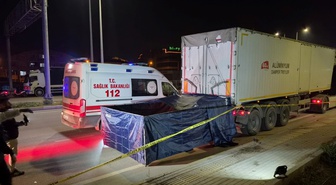 Balıkesir Bandırma'da motosiklet sürücüsü park halindeki tıra çarparak can verdi