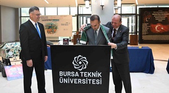 BTSO Başkanı Özer Matlı, Bakan Kacır'a Bursaspor atkısı hediye etti