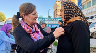 Bursa Büyükşehir Belediyesi meme kanseri farkındalığı için pembe kurdele dağıttı