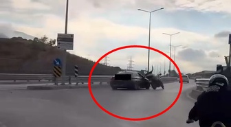 Bursa Yıldırım'da drift atan otomobil motosiklete çarptı, kaza kask kamerasına yansıdı