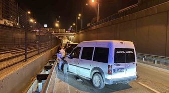 Bursa Yıldırım'da ehliyetsiz motosiklet sürücüsü otomobile çarparak yaralandı