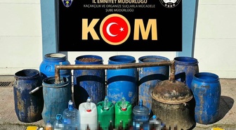 Çorum'da 4 adrese düzenlenen kaçak alkol operasyonunda 2 şüpheli gözaltına alındı