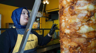 Ailesi 'erkek işi' dedi, o vazgeçmedi! 15 yaşında komi olarak başladı, 20'sinde döner ustası oldu
