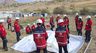 Hakkari AFAD, MEB AKUB ekibine afetlerde acil barınma eğitimi verdi