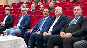 Hayrabolu'da düzenlenen konferansta Doç. Dr. Temel Kaçır güzel ahlakı anlattı