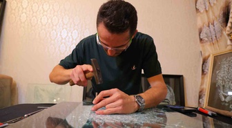 Hobi olarak başladı, camı çatlatarak sanat eserine dönüştürüyor
