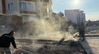 İskilip Belediyesi, TEDAŞ'ın 2027 programı dışındaki yollara 2 bin ton asfalt serdi