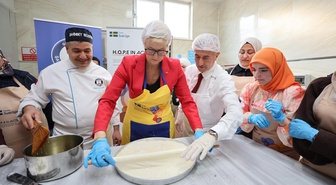İsveç'in Ankara Büyükelçisi Gaziantep’te baklava açtı! Şerbetini de kendi döktü