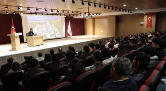 Karabük Valisi Çağatay, iletişim fakültesi öğrencileriyle deneyimlerini paylaştı