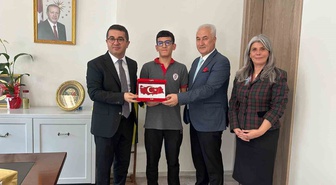 Kemalpaşa Kaymakamı, Türk bayrağını öpüp başına koyan öğrenciyi makamında kabul etti