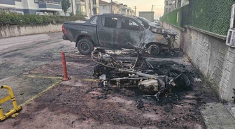 Kocaeli Başiskele'de park halindeki motosikletten çıkan yangında 3 araç hurdaya döndü