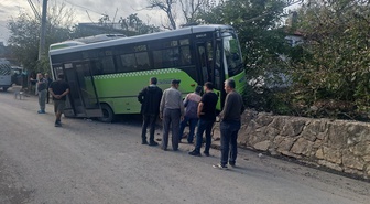 Kocaeli Gebze'de halk otobüsü duvara çarptı, 10 yolcu hafif yaralandı