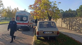 Konya Seydişehir'de kontrolden çıkan otomobil ağaca çarptı, sürücü yaralandı