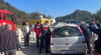 Ordu'nun Ünye ilçesinde otomobil hafriyat kamyonuna çarptı, sürücü ağır yaralandı