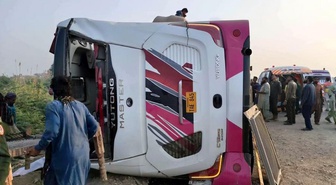Pakistan'ın Pencap eyaletinde yolcu otobüsü devrildi, 8 ölü 32 yaralı