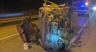 Sakarya Adapazarı'da refüje çarpıp devrilen hafif ticari aracın sürücüsü öldü
