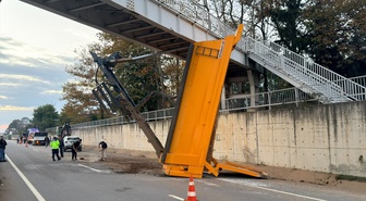 Sakarya'da açık damperiyle üst geçide çarpan kamyonun damperi koptu, geçitte asılı kaldı: 2 ağır yaralı