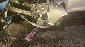 Sakarya'nın Kaynarca ilçesinde otomobil bariyere çarptı, 2 kişi hafif yaralandı