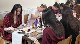 Sarıgöl GSB Yurdunda seramik atölyesi öğrencilerin hayal gücünü sanatla buluşturdu