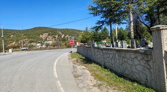 Seydişehir'de elektrikli bisiklet mezarlık duvarına çarptı, 3 kişi yaralandı