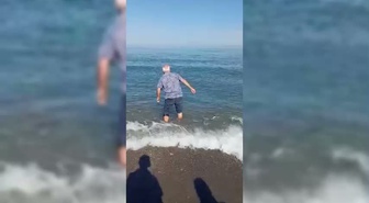 Sinop Türkeli'de kıyıya vuran yunus, bir vatandaşın müdahalesiyle denize döndü