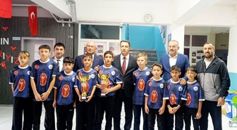 Sorgun Kaymakamı Canpolat, kros birincisi Fatih Ortaokulu öğrencilerini ziyaret etti