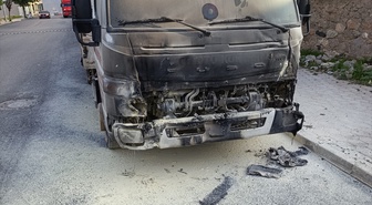 Suşehri'nde park halindeki çekicide çıkan yangın hasara neden oldu