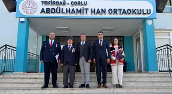 Tekirdağ'ın Çorlu ilçesinde Abdülhamit Han Ortaokulu öğrencileri gazilerle buluştu