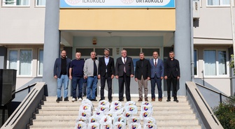TOBB, Kumluca'da ilkokul ve ortaokulda 525 öğrenciye ayakkabı yardımı dağıttı