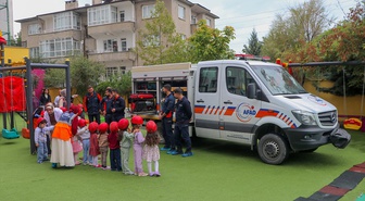 Van depremini yaşayan Van YYÜ öğrencileri anaokullarında tatbikat yaptı