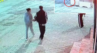 Yemek yiyen kediye taşla vurdu! Hiçbir şey olmamış gibi yoluna devam etti