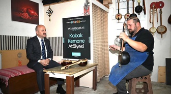 Aydın Valisi Varol, kabak kemane zanaatkarı Tuncer'i iş yerinde ziyaret etti