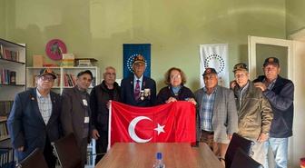 Ayvalık'ta Muharip Gaziler Derneği, Kent Konseyi Başkanı Atay'a bayrak hediye etti