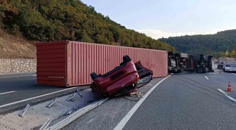 Balıkesir'de tır devrildi, İvrindi-Edremit yolunda ulaşım durdu, 1 kişi yaralandı.