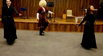 Bilecik'te kız öğrenci yurdunda Kafkas ekibi dans gösterisi sundu